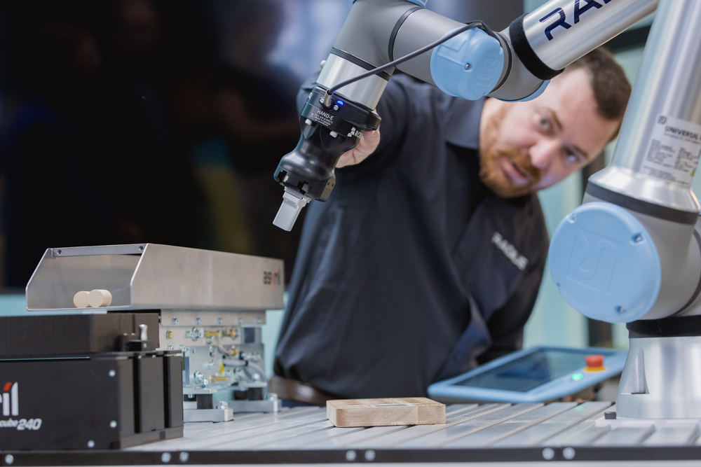 Homme avec un bras robotisé collaboratif